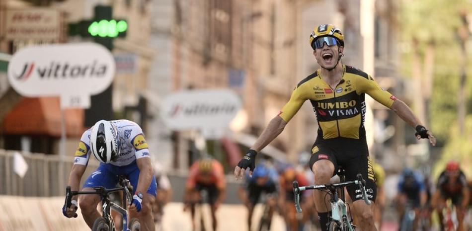 El belga Wout Van Aert (derecha) supera al francés Julian Alaphilippe en el sprint para ganar la clásicoa Milán-San Remo, el pasado sábado 8 de agosto de 2020.