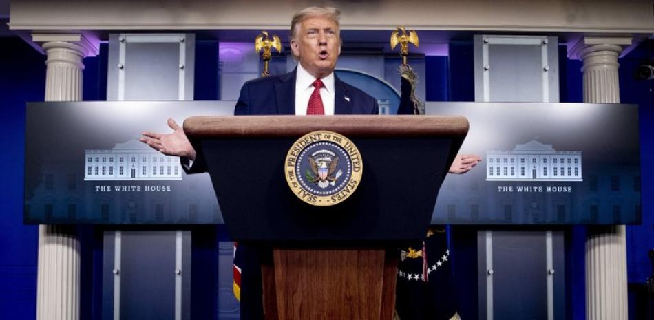 Donald Trump ofreciendo una conferencia de prensa en la Casa Blanca el 10 de agosto del 2020. Fiel a su estilo, el presidente insiste en ser el foco de atención, convencido de que eso puede darle otros cuatro años en la presidencia. (AP Photo/Andrew Harnik)