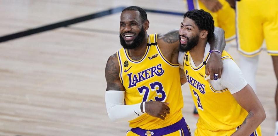 LeBron James (23) y Anthony Davis (3) de los Lakers de Los Ángeles celebran tras la victoria ante los Nuggets de Denver, en un partido celebrado el pasadol lunes en Lake Buena Vista, Florida.