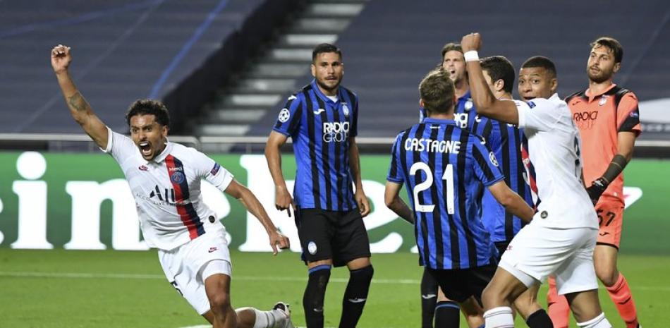 Marquinhos (izquierda) del PSG festeja tras anotar el primer gol del equipo en la victoria 2-1 ante Atalanta en los cuartos de final de la Liga de Campeones, en Lisboa, el miércoles 12 de agosto de 2020.