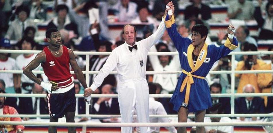 Park Si-hun es declarado ganador ante Roy Jones Jr. en las Olimpíadas del 1988.