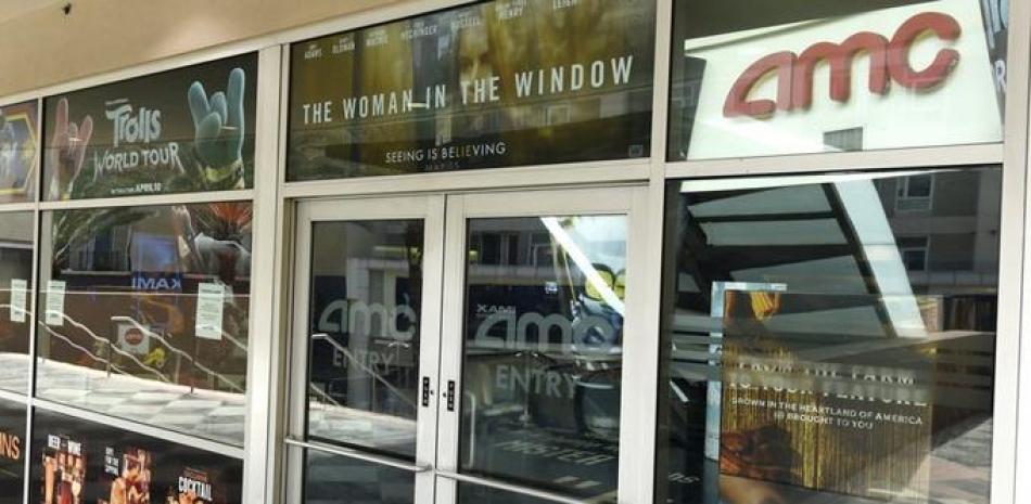 oto de archivo, 29 de abril de 030, de la entrada al complejo de 16 salas de cine de la cadena AMC en Burbank, California, EEUU. AMC, cerrada debido a la pandemia, reabrirá cobrando 15 centavos la entrada el primer día, informó la empresa el jueves 13 de agosto de 2020. (AP Foto/Chris Pizzello, File)
