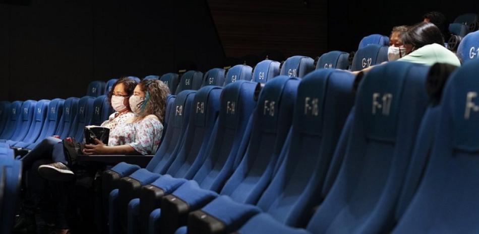 Después de estar cerrados casi cinco meses los cines reabrieron en la capital a 30% de capacidad. Foto: AP/Rebecca Blackwell.