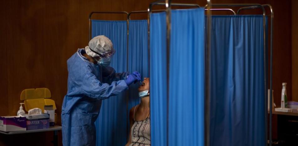 Un voluntario con una torunda realiza una prueba de COVID-19 a una mujer en Vilafranca del Penedes, Barcelona, España. Foto: AP/Emilio Morenatti.