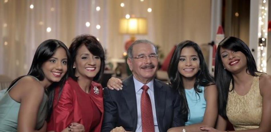 Danilo Medina junto a su esposa y sus tres hijas en una foto publicada por la Presidencia de la República a propósito de las celebraciones navideñas del 2015.