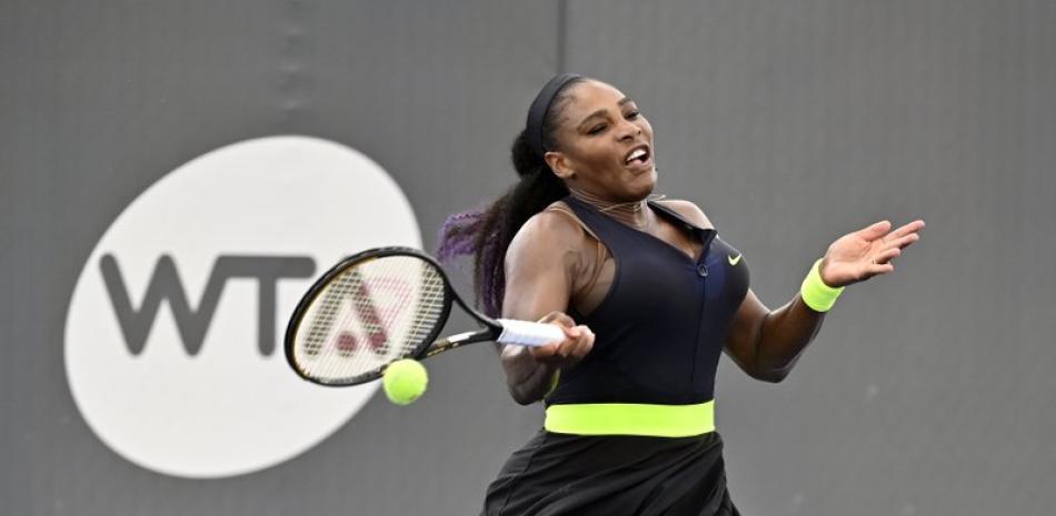 Serena Williams devuelve ante su hermana Venus Williams durante el ) partido disputado en Nicholasville, Kentucky, este jueves.