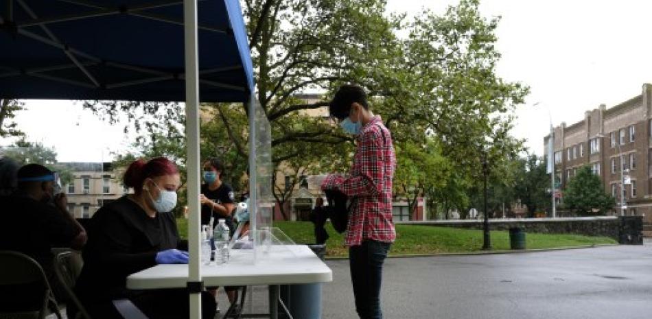 Personas se alinean para tomar una prueba de Covid-19 en el vecindario de Sunset Park, que ha experimentado un aumento en los casos de coronavirus en los últimos días el 13 de agosto de 2020 en la ciudad de Nueva York. Foto: Spencer Platt/AFP.