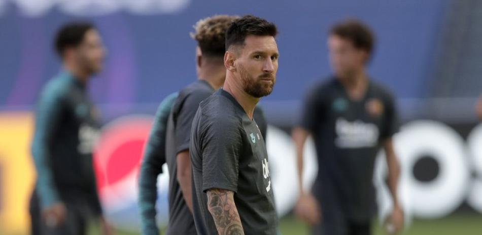 El delantero del Barcelona Lionel Messi durante un entrenamiento en Lisboa, el jueves 13 de agosto de 2020. El Barcelona enfrentará al Bayern Múnich en los cuartos de final de la Liga de Campeones. (AP Foto/Manu Fernández)