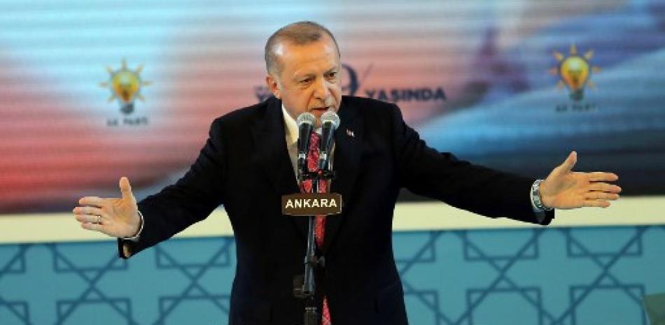 El presidente turco y líder del Partido de Justicia y Desarrollo (AK) gobernante de Turquía, Recep Tayyip Erdogan, hace un gesto mientras pronuncia un discurso. Foto: Adem Altan/AFP.
