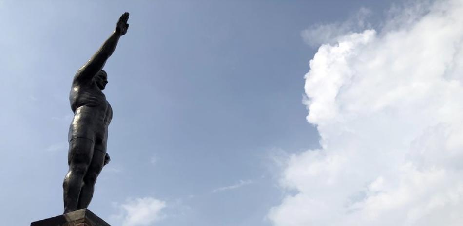 La estatua de bronce de un deportista saludando se encuentra en las afueras del Estadio Olímpico de Ámsterdam, este viernes. La estatua será retirada del lugar debido a su semejanza con el saludo fascista de la Alemania nazi, informó una vocera del estadio.