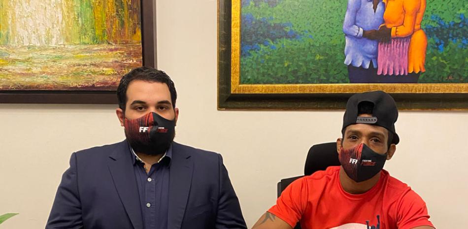El promotor Rodolfo Dauhajre junto a Wascar Cruz al momento de confirmación de la pelea.