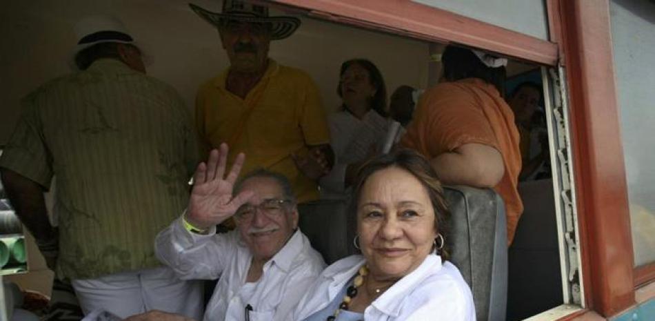 En esta fotografía de archivo del 30 de mayo de 2007, el fallecido Premio Nobel de Literatura de Colombia, Gabriel García Márquez, saluda a su llegada en un tren con su esposa Mercedes Barcha, a la derecha, a Aracataca, en su primera visita en 25 años a su ciudad natal en el noreste de Colombia. Barcha murió el sábado a los 87 años en su casa de la Ciudad de México. (Foto AP/William Fernando Martínez)