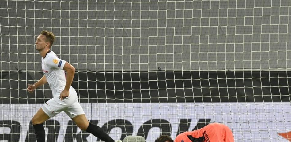 Luuk de Jong festeja tras meter el segundo gol del Sevilla en la victoria 2-1 ante el Manchester United en las semifinales de la Liga Europa, en Colonia, Alemania. (AP)