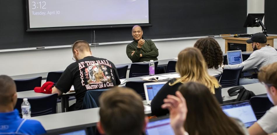 Adolph Reed impartiendo clases en la Universidad de Pensilvania, donde es profesor emérito, en abril de 2019. (Eric Sucar/ Universidad de Pensilvania vía The New York Times)