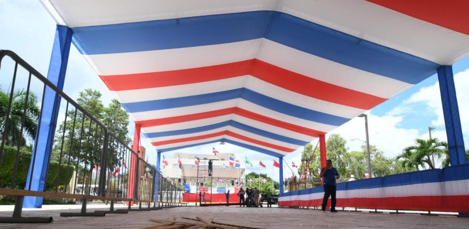 Instalación de una carpa con los colores nacionale frente al Congreso Nacional. / Raul Asencio.