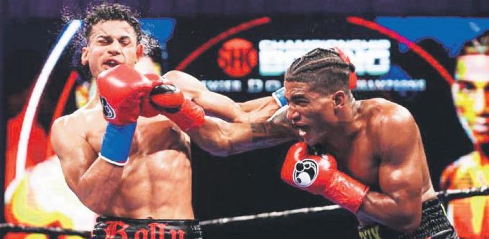 Jackson Maríñez conecta un golpe directo al rostro de Rolando Romero en la pelea del sábado por la noche.