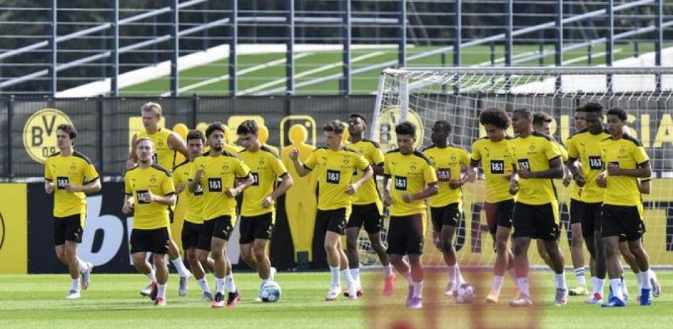 Jugadores del Borussia Dortmund participan en la primera sesión de práctica del club de la Bundesliga, el pasado 3 de agosto, en Dortmund, Alemania.