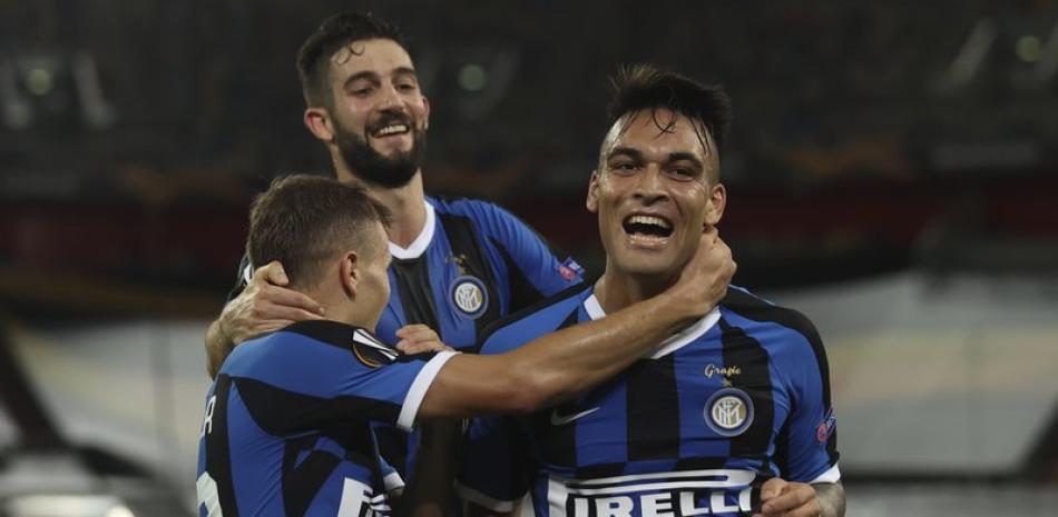 El argentino del Inter de Milán Lautaro Martínez celebra con sus compañeros luego de anotar el tercer gol de su equipo en la semifinal de la Liga Europa ante el Shakhtar Donetsk, en Duesseldorf, Alemania, el lunes 17 de agosto de 2020.