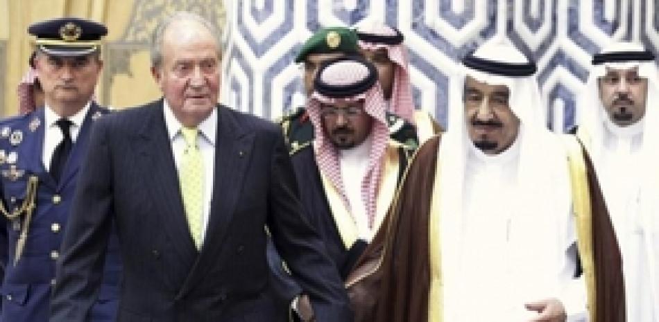 Juan Carlos junto a autoridades àrabes. / Listín
