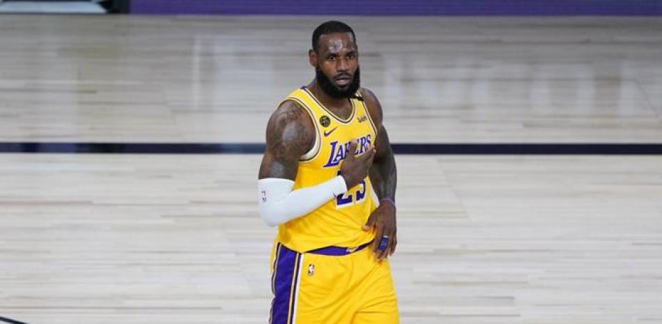 LeBron James, de los Lakers de Los Ángeles, celebra en un encuentro ante los Nuggets de Denver.