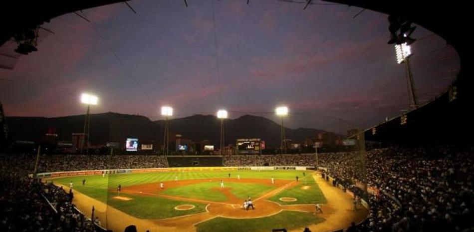 La pandemia del coronavirus y dificultades económicas ponen en dificultad celebración del próximo torneo de béisbol invernal de Venezuela.