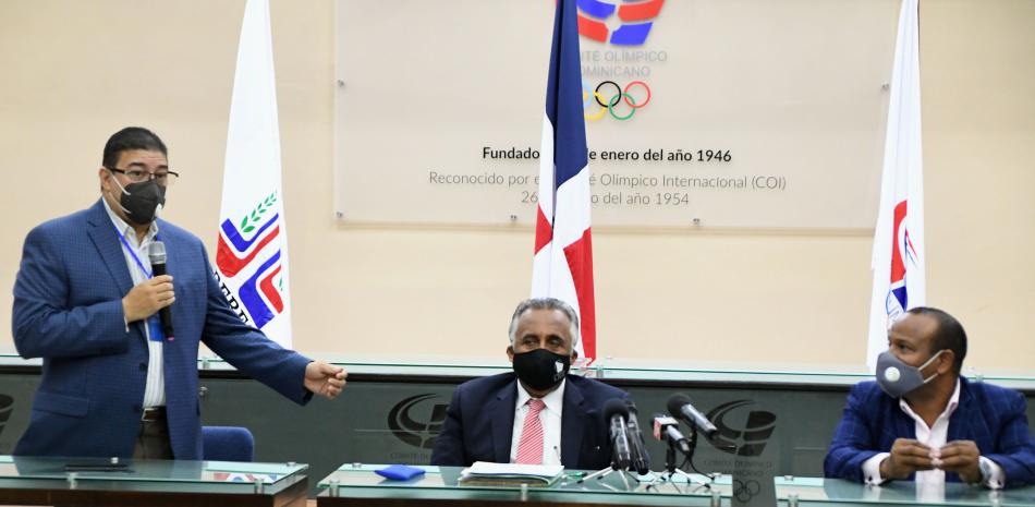 El ingeniero Francisco Camacho, ministro de Deportes, habla durante su participación en la reunión con los ejecutivos del Comité Olímpico Dominicano.