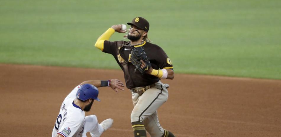 El dominicano Fernando Tatis Jr trata de completar un doble play en el partido entre Padres y Texas.