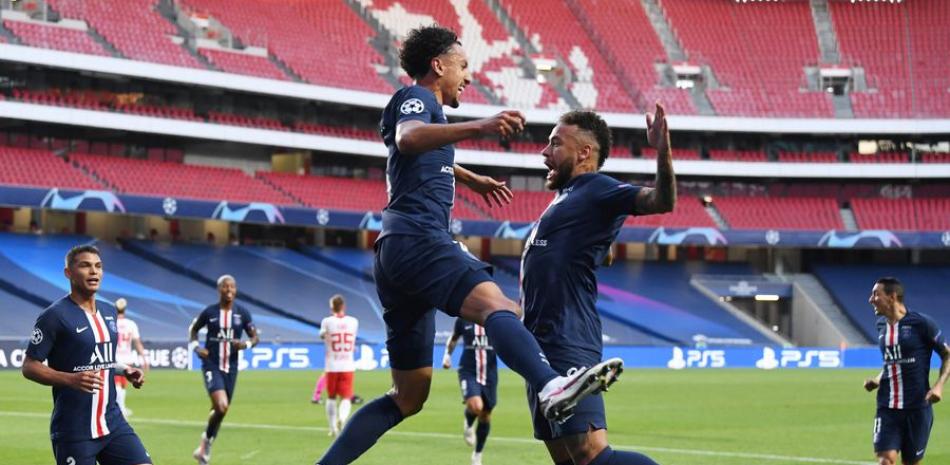 Neymar y otro jugador del PSG celebran la victoria de este equipo 3-0 sobre el Leipzig y de paso avanzar hasta la final de la Uefa Champions League.