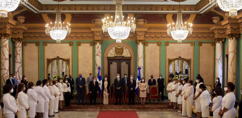 El presidente Luis Abinader juramentó ayer a 31 gobernadoras provinciales durante un acto en Palacio Nacional junto a la vicepresidenta Raquel Peña y otros funcionarios.
