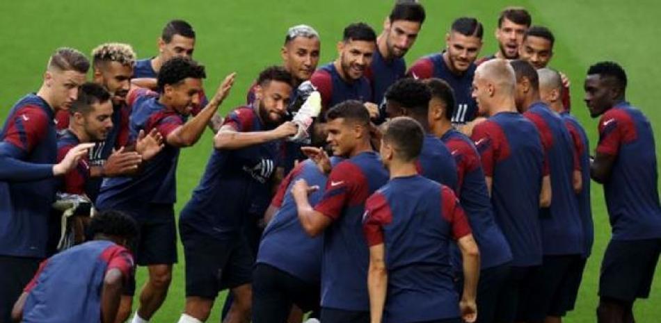 Los jugadores del Paris Saint-Germain festejan durante una sesión de entrenamientos.