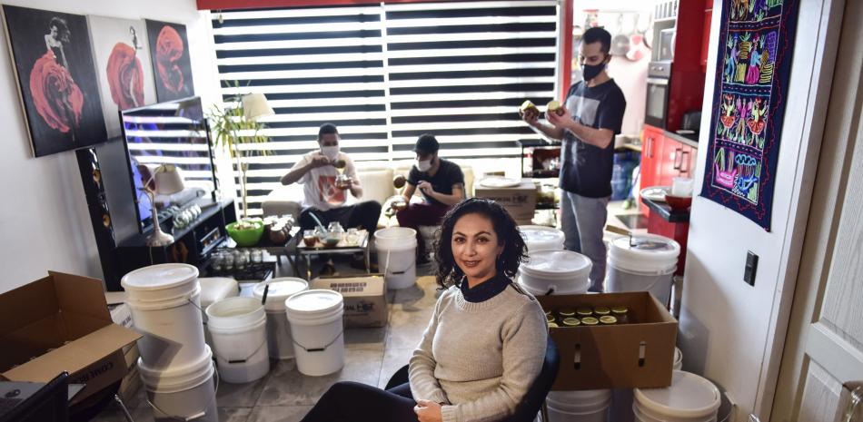 Yohana Agurto en su casa en Santiago de Chile, donde empaca la miel con su equipo, el 17 de agosto de 2020. (Víctor Ruiz Caballero/The New York Times)