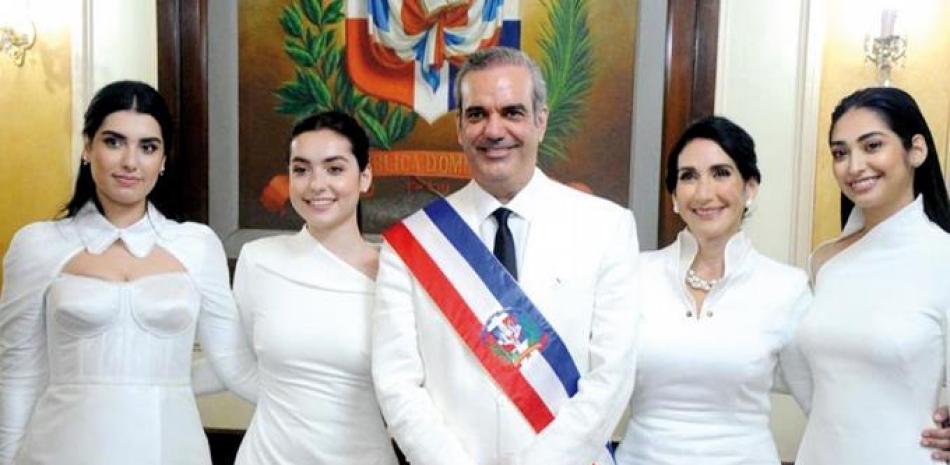 El presidente Luis Abinader, Raquel Arbaje de Abinader y sus hijas Esther, Adriana y Gabriela. Fuente externa