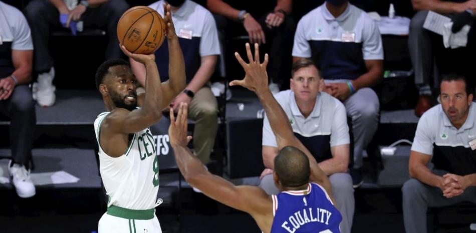 El base de los Celtics de Boston Jaylen Brown (7)  trata de hacer ofensiva ante la defensa de Al Horford, de los Sixers.