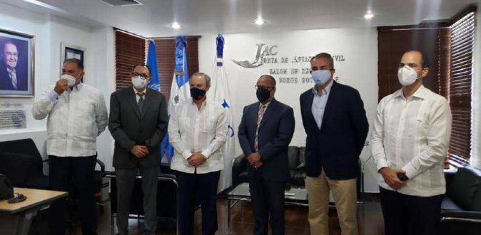 El presidente de la JAC, José Marte Piantini, junto a ejecutivos de los aeropuertos privados. EXTERNA /