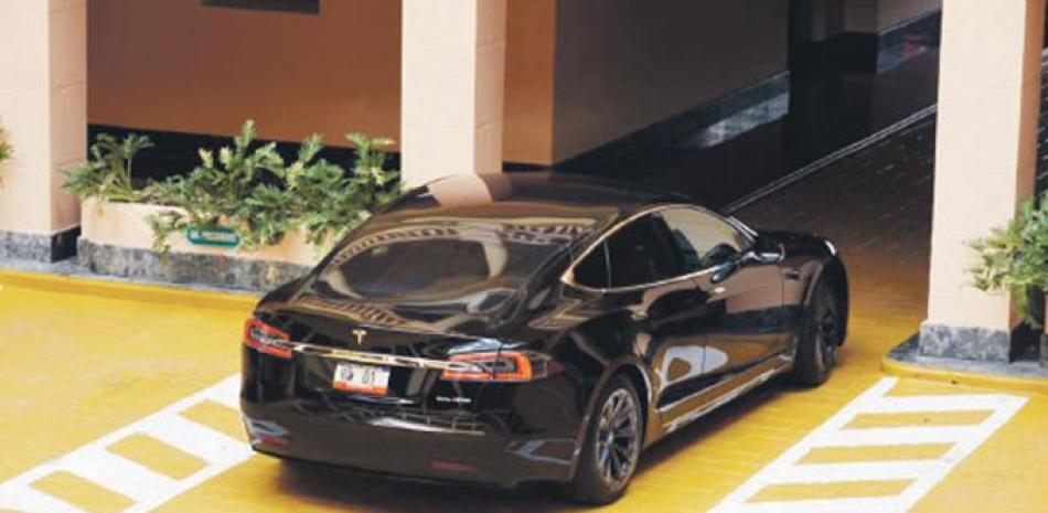 El vehículo Tesla usado por el presidente Luis Abinader cuesta US$60,000 menos que las jeepetas utilizadas por otros mandatarios. ARCHIVO LISTÍN DIARIO