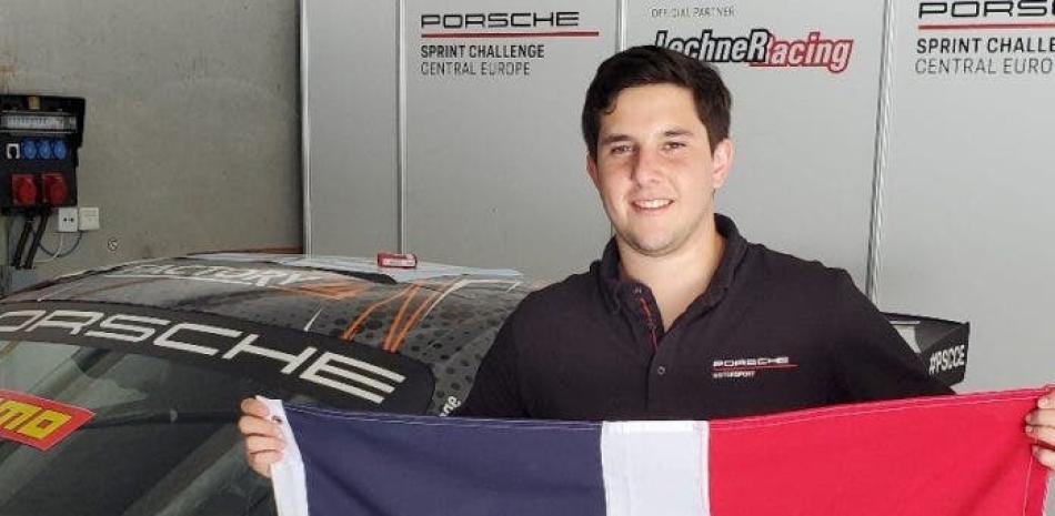 El piloto dominicano Jimmy Llibre levantó la bandera dominicana tras ganar el Gran Premio Europeo Porsche, celebrado este sábado en Austria.