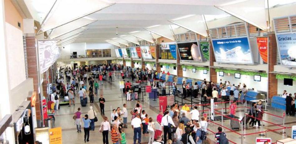 En el aeropuerto Las Américas se informó que ningún exfuncionario del pasado gobierno se ha visto salir utilizando los salones protocolares, desde el domingo.