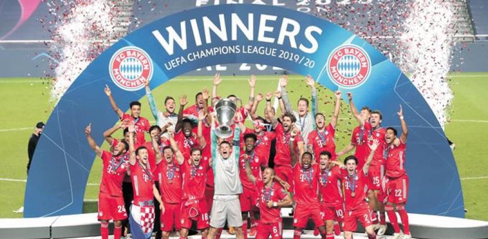 Integrantes del Bayern Múnich celebran con la copa que acredita al club como campeón de la Champions en 2020.