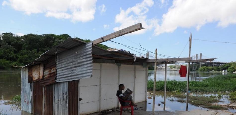 Los residentes se encontraban tranquilos aún con las inundaciones hasta los tobillos. Fotos Adriano Rosario