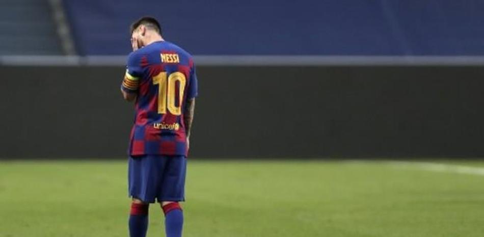 Lionel Messi reacciona después del segundo gol del Bayern Múnich durante el partido de cuartos de final de la Liga de Campeones. Foto: Manu Fernández/AFP.