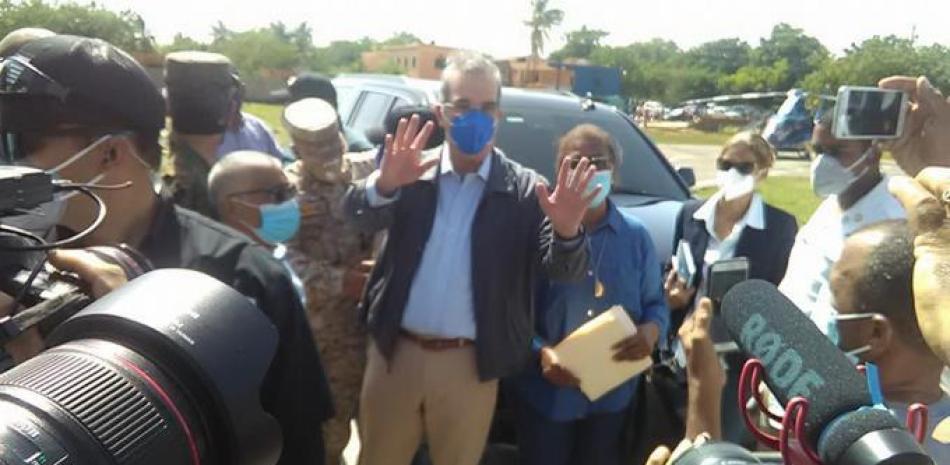 Durante su recorrido por Pedernales, el preidente Luis Abinader garantizó asistencia de su gobierno para mitigar los daños ocasionados por la tormenta a familias de la zona.