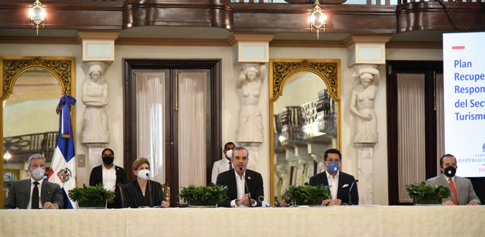 El presidente Luis Abinader, junto a funcionarios y líderes del sector, cuando anunciaba el plan para el turismo. RAÚL ASENCIO