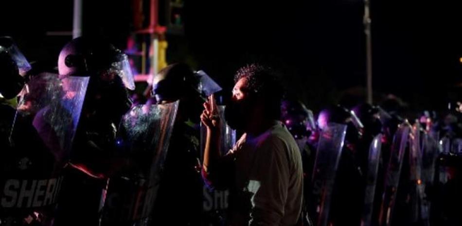 Manifestante enfrenta a la policía durante las protestas en Wisconsin. / AFP