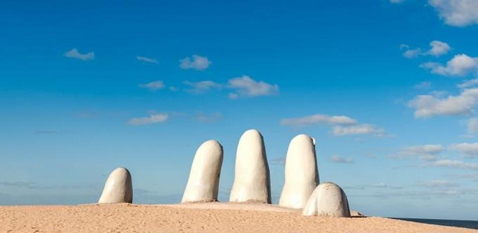 “La mano”, del escultor chileno Mario Irarrázabal, en una de las playas de Punta del Este. ISTOCK