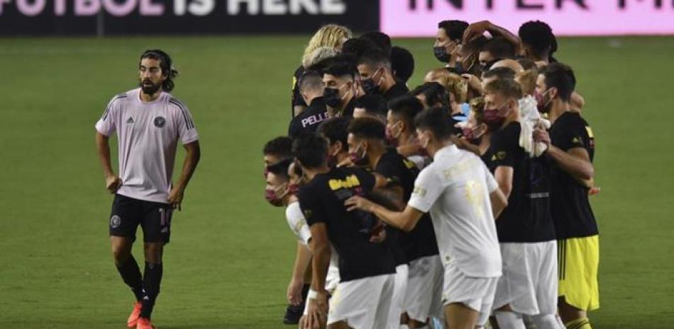 El mexicano Rodolfo Pizarro (izquierda), aparece junto a sus compañeros del Inter de Miami y jugadores del Atlanta United, para pronunciarse contra la injusticia racial, antes de un partido que se pospuso ayer miércoles. (AP)