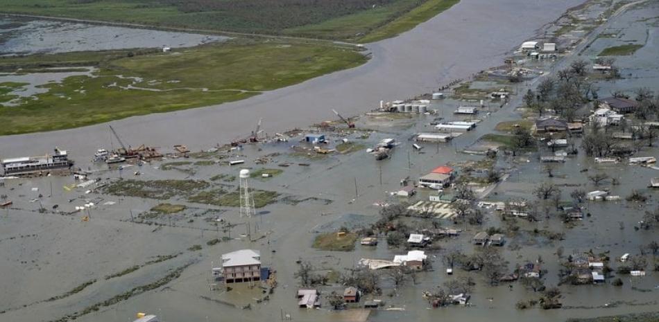 Esta fotografía del jueves 27 de agosto de 2020 muestra diversos inmuebles inundados por el paso del huracán Laura, en Cameron, Luisiana. (AP Foto/David J. Phillip)