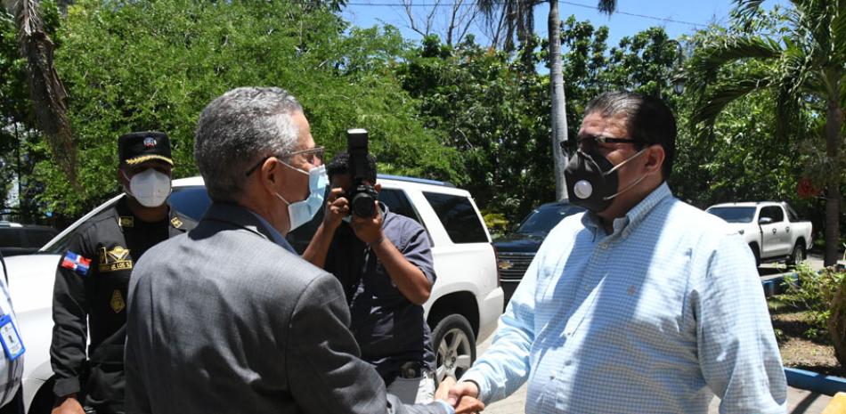 Francisco Camacho y Manuel Jiménez se saludan.