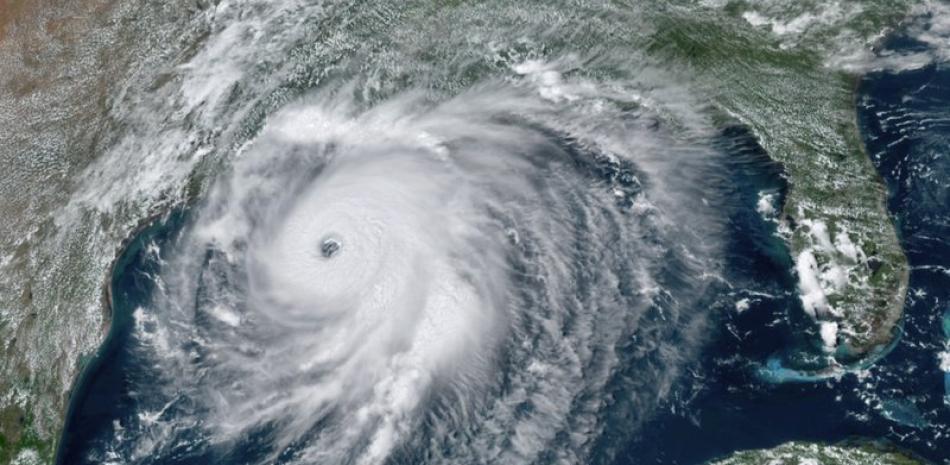 Esta imagen satelital tomada el miércoles 26 de agosto de 2020 a las 2:40 p.m. hora del Este de EEUU y suministrada por la NOAA, muestra al huracán Laura mientras avanza por el Golfo de México. (NOAA vía AP)