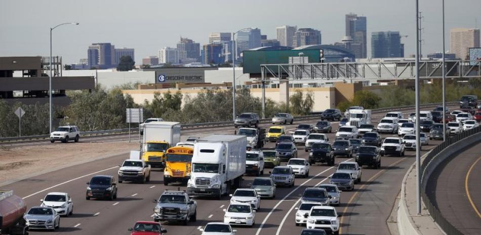 Fotografía de archivo del 24 de enero de 2020 de automóviles en la hora de más tráfico en la autopista I-10 en Phoenix. (AP Foto/Ross D. Franklin, Archivo)
