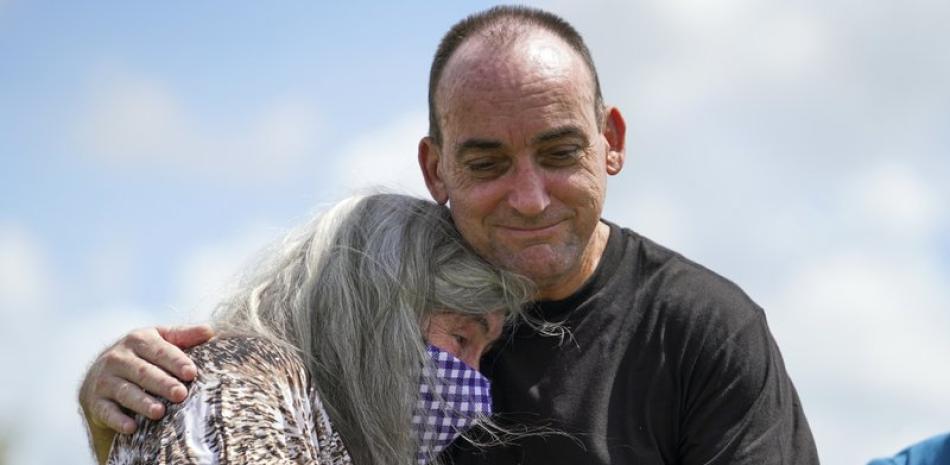 Robert Duboise abraza a su madre luego de salir de prisión el jueves 27 de agosto de 2020, en Bowling Green, Florida. (Martha Asencio-Rhine/Tampa Bay Times via AP)